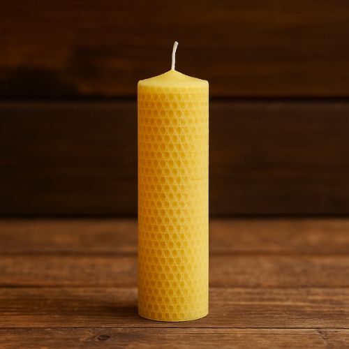 enkel dik gerolde bijenwaskaars