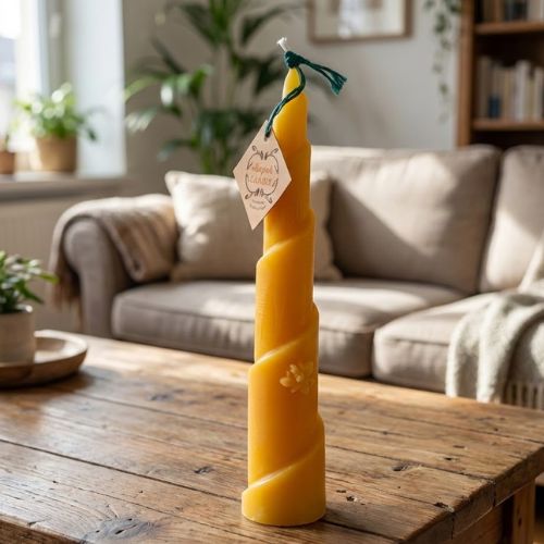 Pyramide kaars met bij van 100% natuurzuivere bijenwas - heerlijk honingachtig geur - www.lekkerhoning.nl